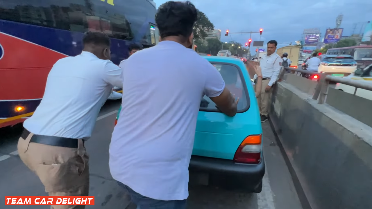Two Cops help push an 20 year old Maruti 800